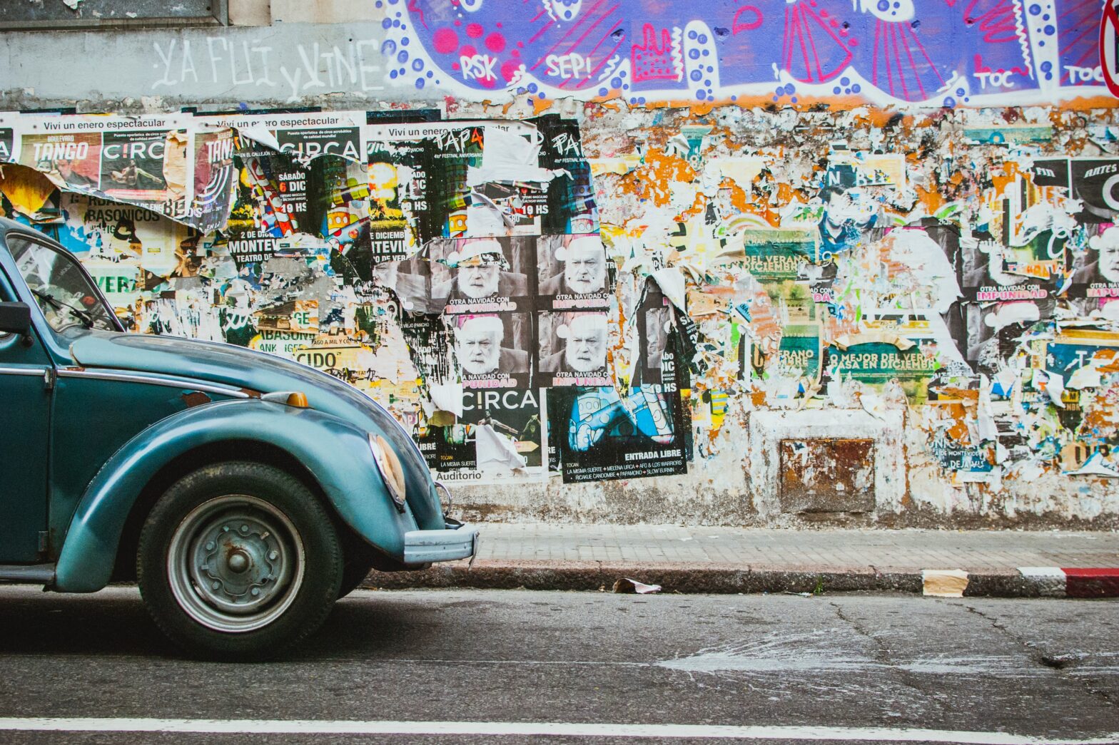 foto fusca con muro con empapelado